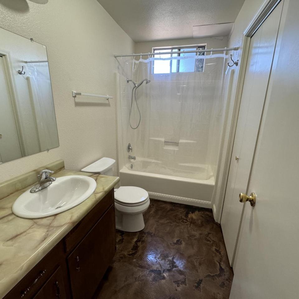 2 Bedroom, 1 Bath Upstairs apartment with in unit washer and dryer