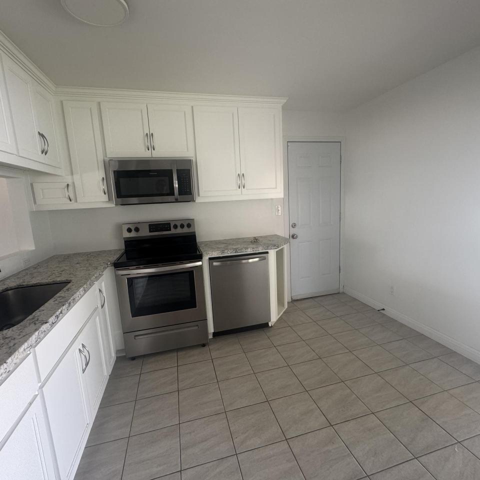 8871 Palomar - Includes Utilities