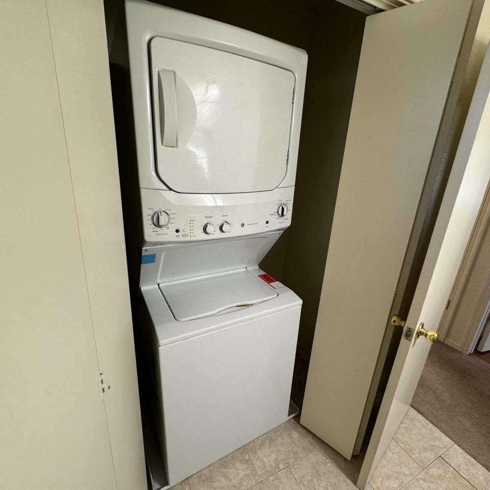 2 Bedroom, 1 Bath Upstairs apartment with in unit washer and dryer